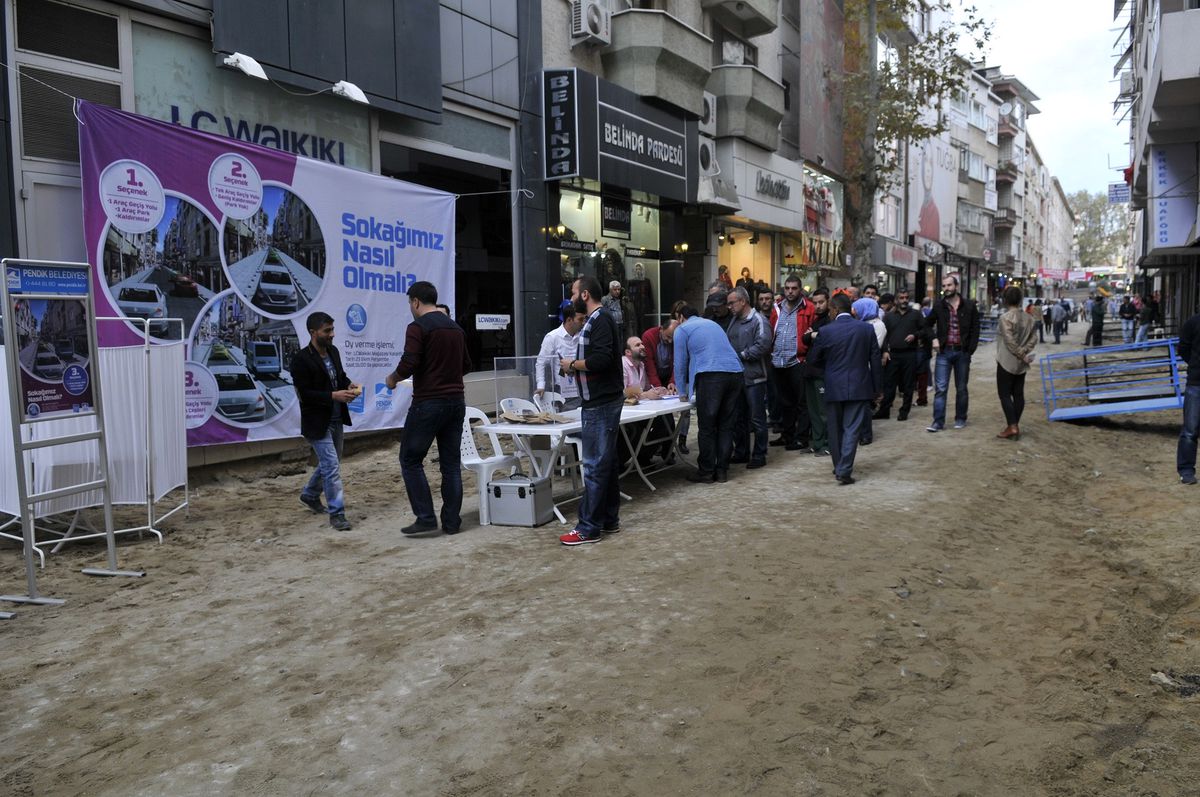 Sokakta Sandık Başına Gittiler