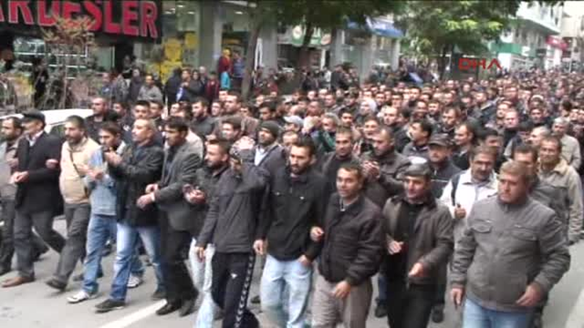 Soma\'da Ücretlerini Alamayan Madenciler Yürüdü