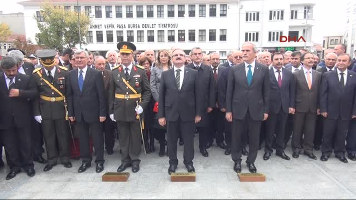 Törende Vali\'nin Duracağı Yerde Polis Nöbeti