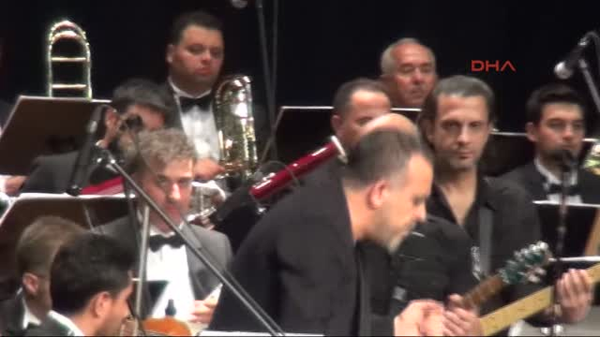 Adana Haluk Levent ve Çdso\'dan Cumhuriyet Konseri