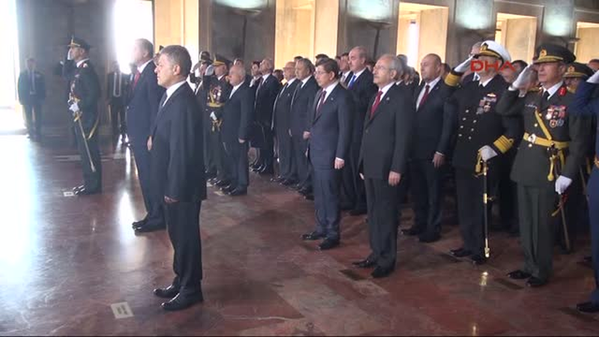 Anıtkabir'deki Törende Devlet Bahçeli Arka Sıralarda Yürüdü
