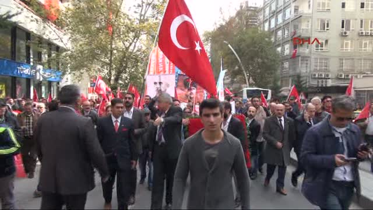 Ankara\'da Toplanan 5 Bin Kişi Anıtkabir\'i Ziyaret Ediyor