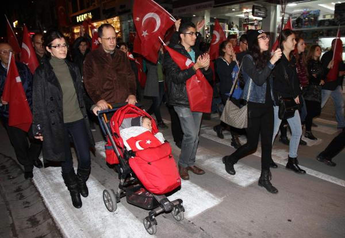 Balıkesir\'de 2 Bin Kişi Cumhuriyet İçin Yürüdü