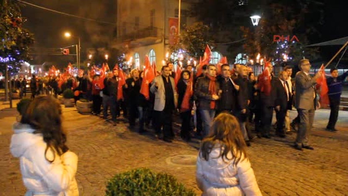 Balıkesir\'de 2 Bin Kişi Cumhuriyet İçin Yürüdü
