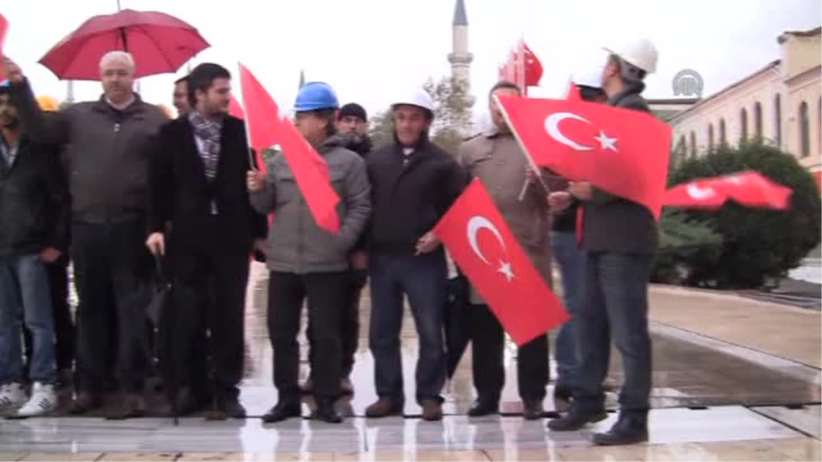 Baret ve Türk Bayrağı Dağıttılar