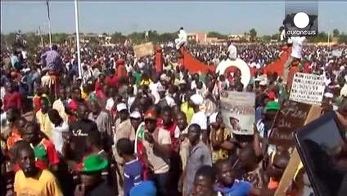 Burkina Faso Liderinin Adaylık Açıklaması Halkı Sokağa Döktü