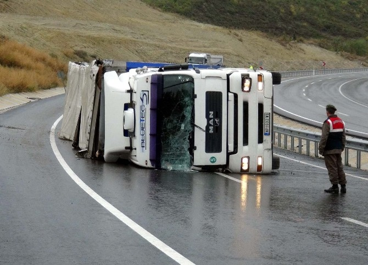 Çanakkale-İzmir Yolunda Tır Devrildi