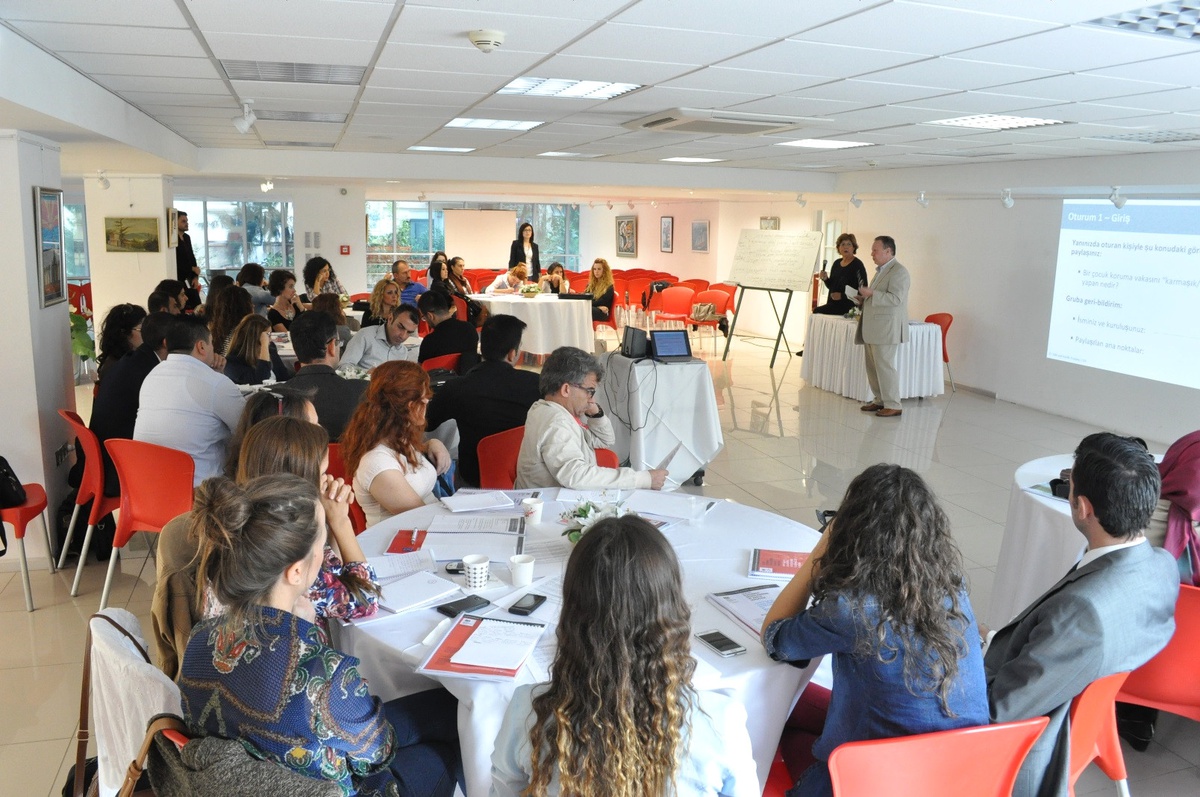 Çocuk Koruma Uzmanlarına İzmir Üniversitesi\'nde Uygulamalı Eğitim