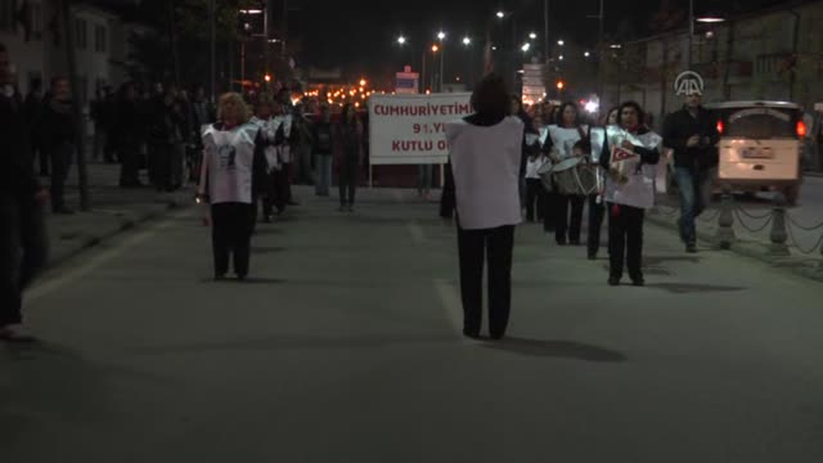 Sivas\'ta Cumhuriyet Yürüyüşü ve Fener Alayı Düzenlendi