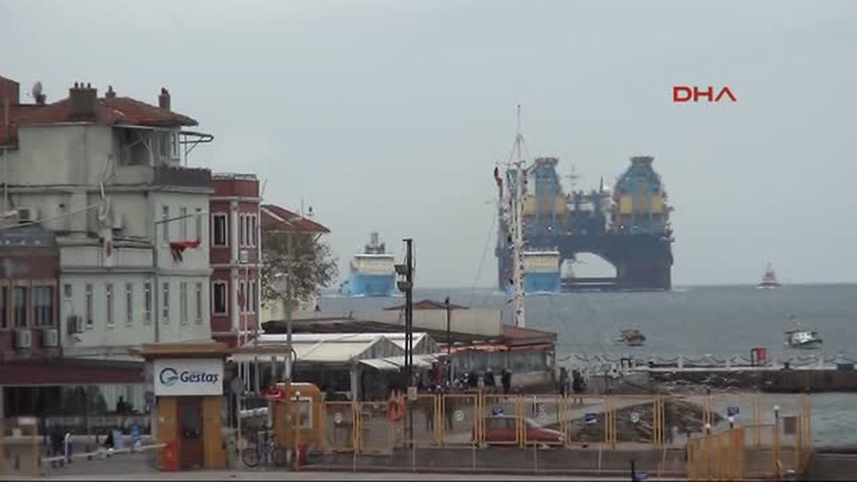 Dev Geminin Geçişi Boğazı Çift Yönlü Kapattı