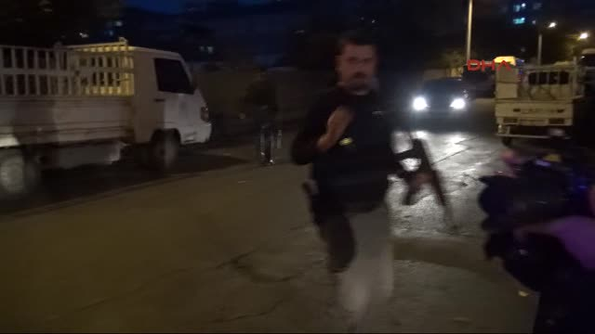 Diyarrbakır\'da Maskeli 2 Saldırgan Astsubayı Pazarda Başından Vurdu