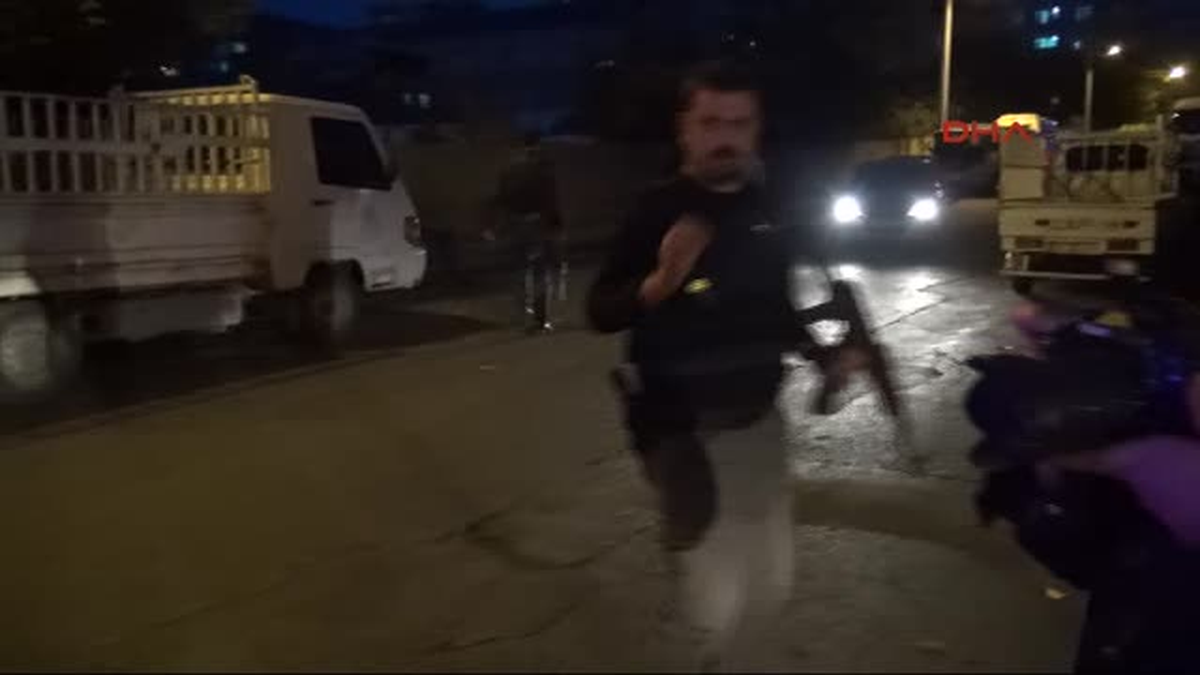 Diyarrbakır\'da Maskeli 2 Saldırgan Astsubayı Pazarda Başından Vurdu -3