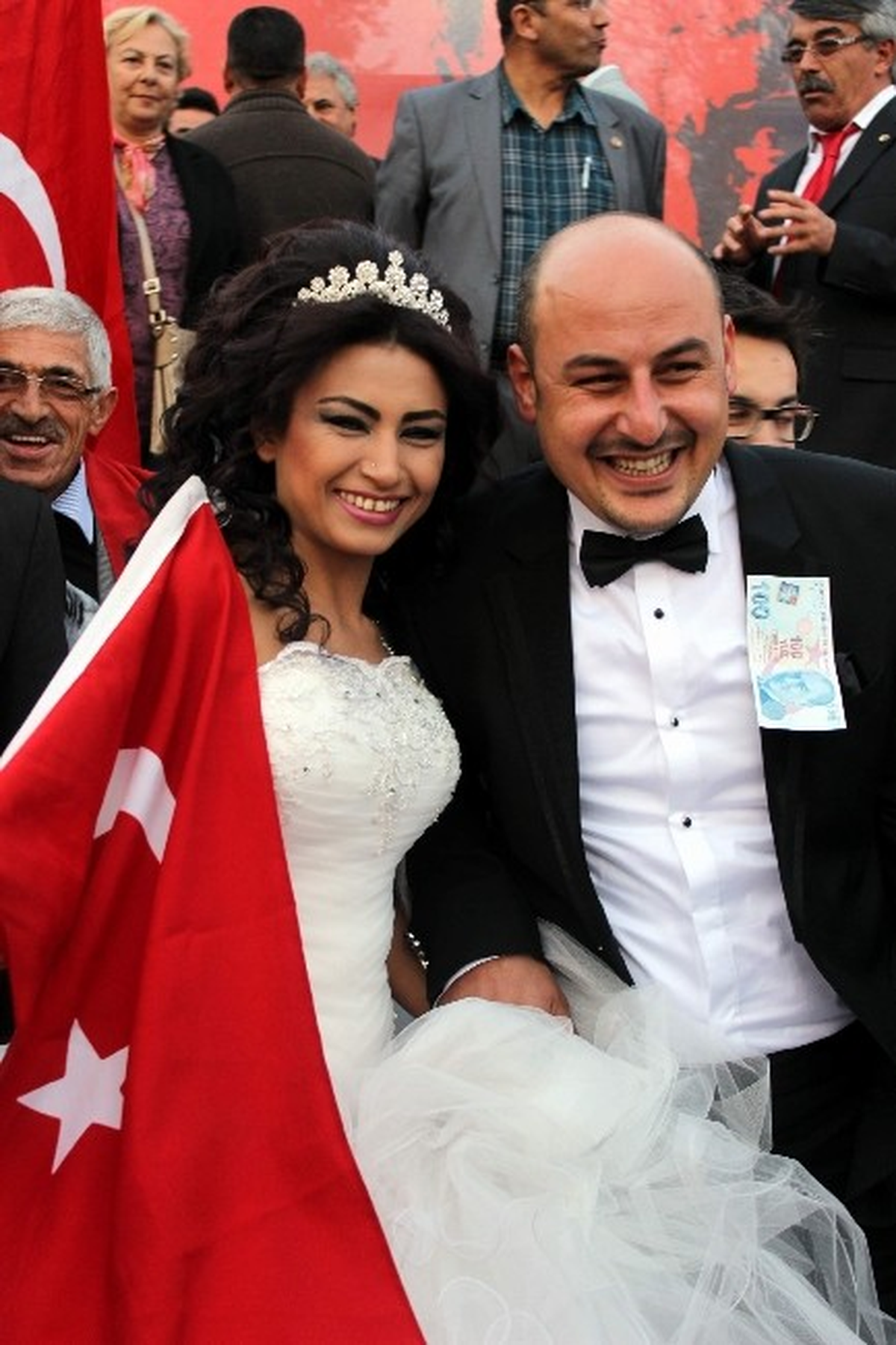 Düğünden Önce Cumhuriyet Bayramı Kutlamalarına Katıldılar