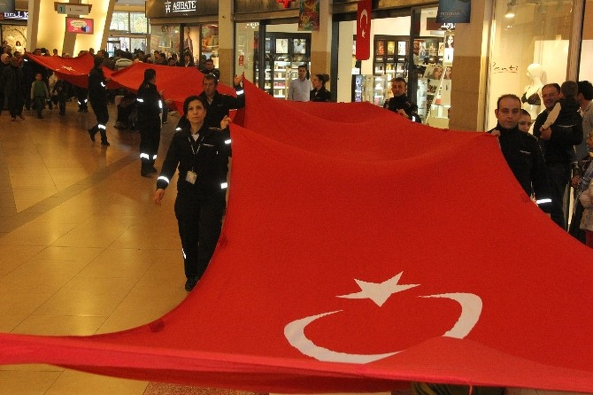 Erzurum Avm\'de 30 Metre Uzunluğunda Türk Bayrağıyla Cumhuriyet Coşkusu