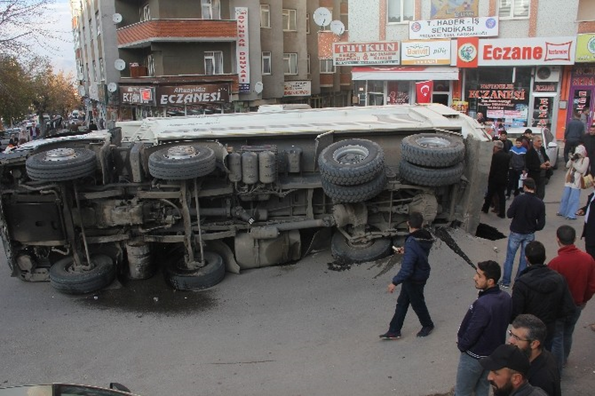Erzurum\'da Yol Çöktü, Kum Yüklü Kamyon Yan Yattı