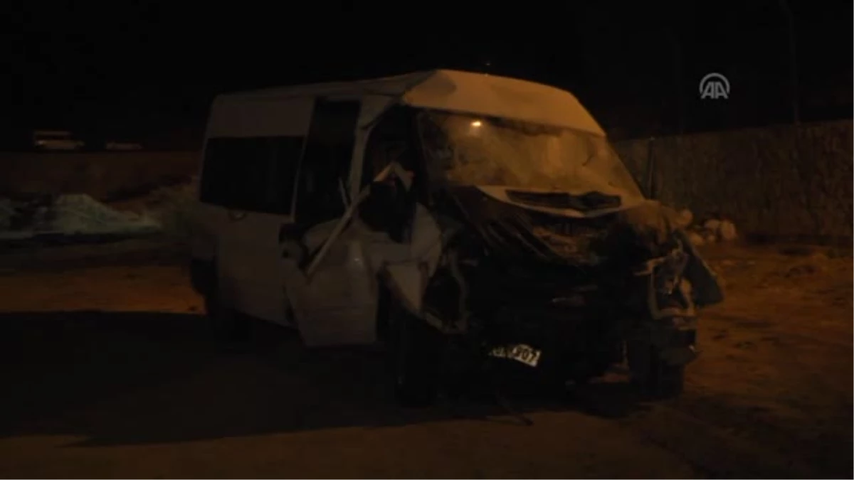 Mardin\'de Kamyonetle Minibüs Çarpıştı: 1 Ölü, 7 Yaralı