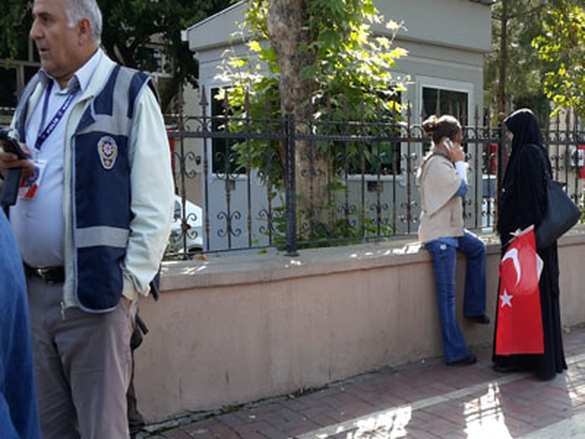 Kara Çarşaf Cumhuriyete Sahip Çıktı