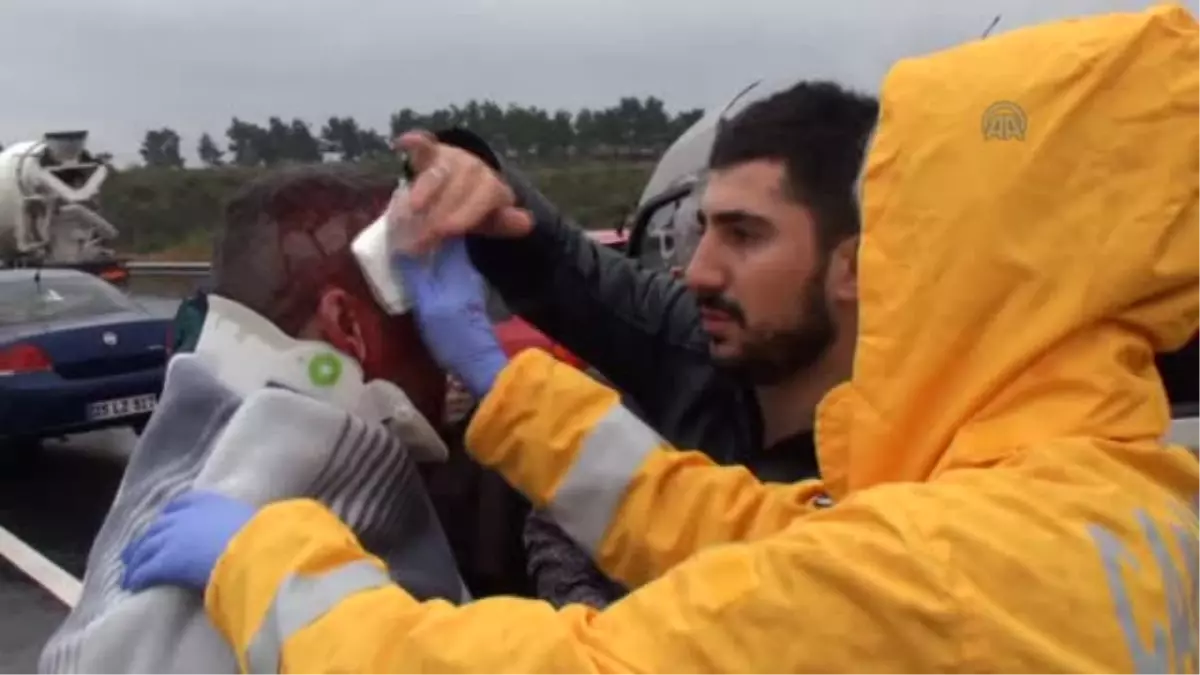 Kaygan Yolda 10 Dakika Arayla İki Tır Devrildi