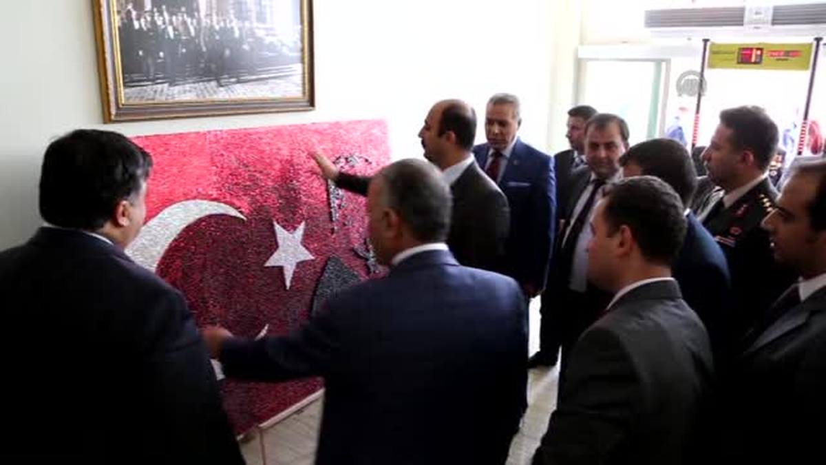 Klavye Tuşları ve Toplu İğne ile Türk Bayrağı Yaptılar