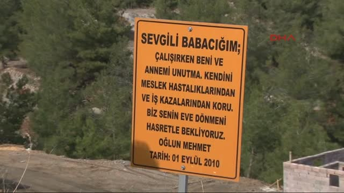 Maden Ocağının Girişinde Yürekleri Burkan Tabela