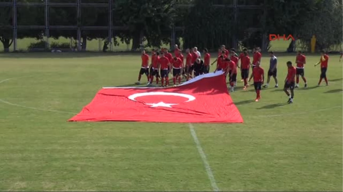 Mersin İdmanyurdu Futbolcuları Cumhuriyet Bayramı Kutladı