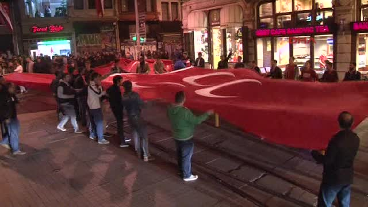 MHP\'den Taksim\'de Meşaleli Yürüyüş