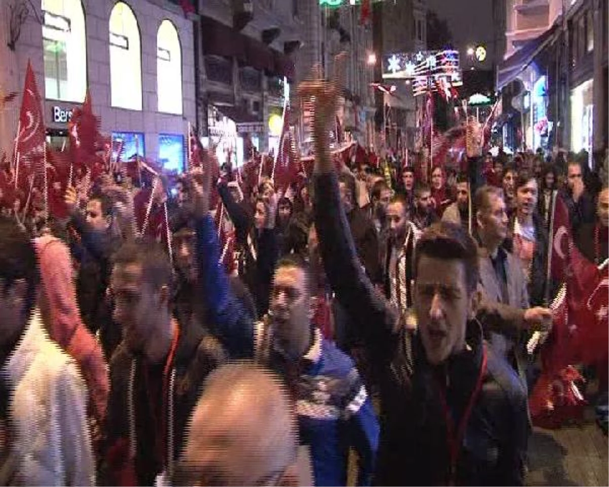 MHP\'den Taksim\'de Meşaleli Yürüyüş