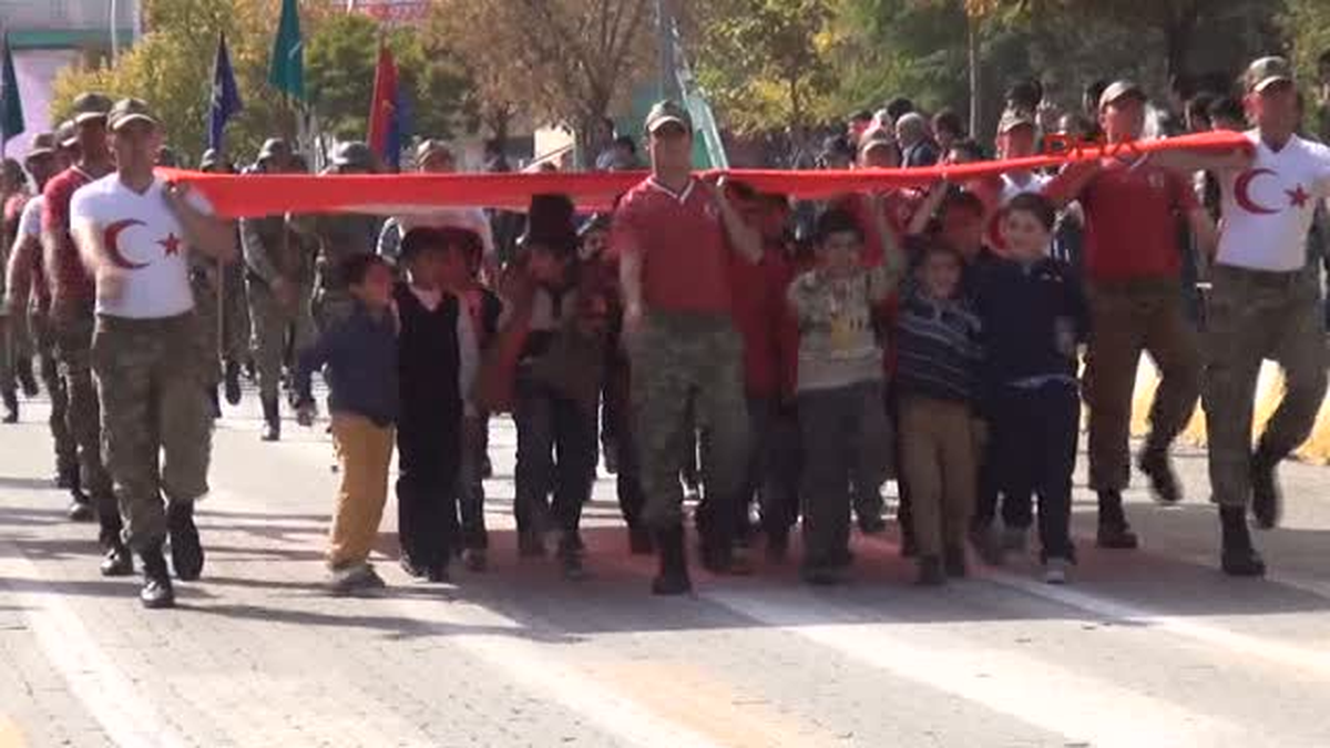 Muş\'ta Bayrak Taşıyan Çocuklar Büyük İlgi Gördü