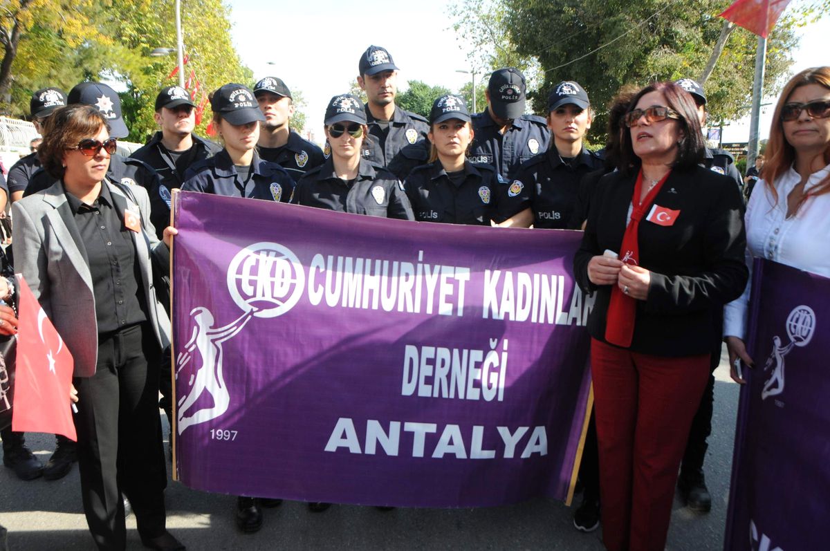 Polisle Cumhuriyet Kadınları Arasında 'Korkak' Tartışması