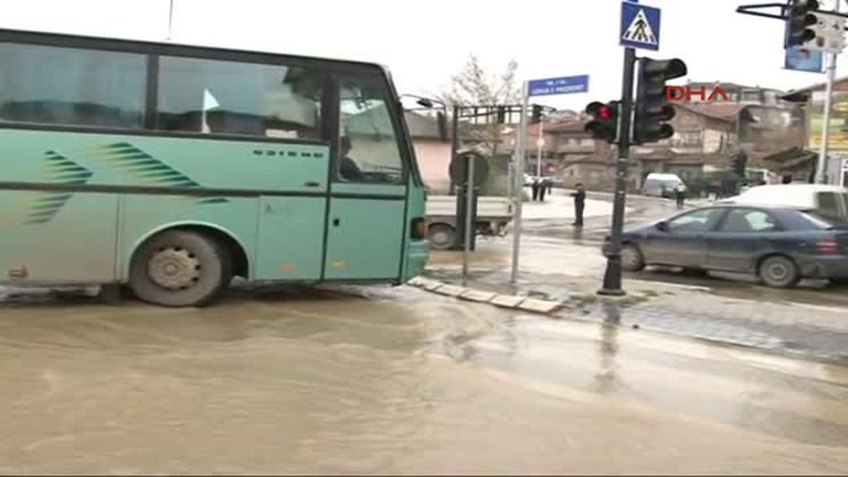 Priştine\'de Eski Borular Patladı, Bir Çok Ev ve İşyerini Su Bastı