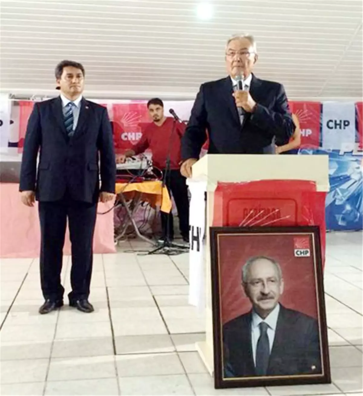 Baykal, Kılıçdaroğlu\'nun Yerdeki Fotoğrafı Önünde Konuştu