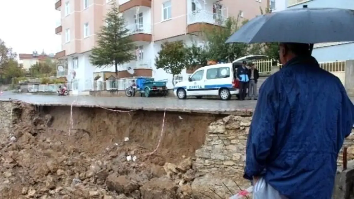 Beyşehir\'de Yağmur Sonrası İstinat Duvarı Çöktü