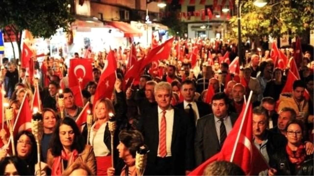 Çeşme Sokakları "Cumhuriyet Ateşi" ile Aydınlandı