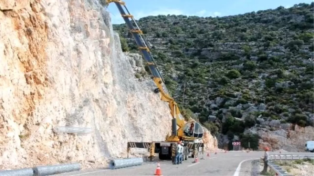 Demre Karayolunda Tel Örgü Ağ Döşemesi Yapılıyor