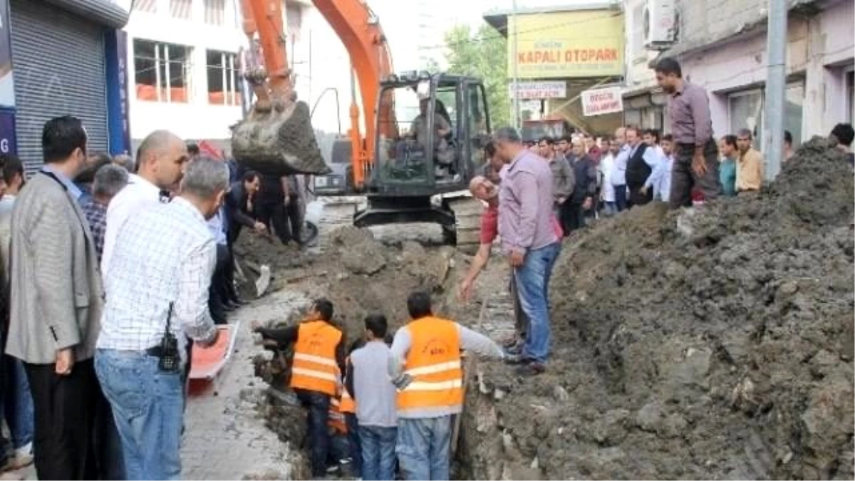 Adana\'da Göçük Altında Kalan İşçiyi Arkadaşları Kurtardı
