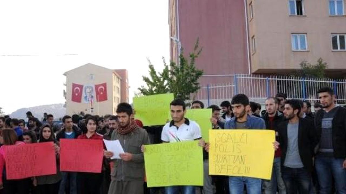 Hakkari\'de Üniversite Öğrencilerinden Polis Protestosu