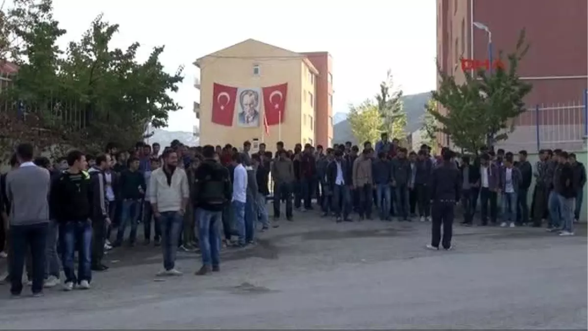 Hakkari\'de Üniversite Öğrencilerinden Polis Protestosu