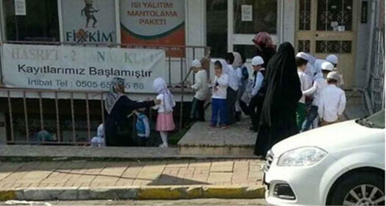 İstanbul\'da Takkeli Başörtülü Anaokulu