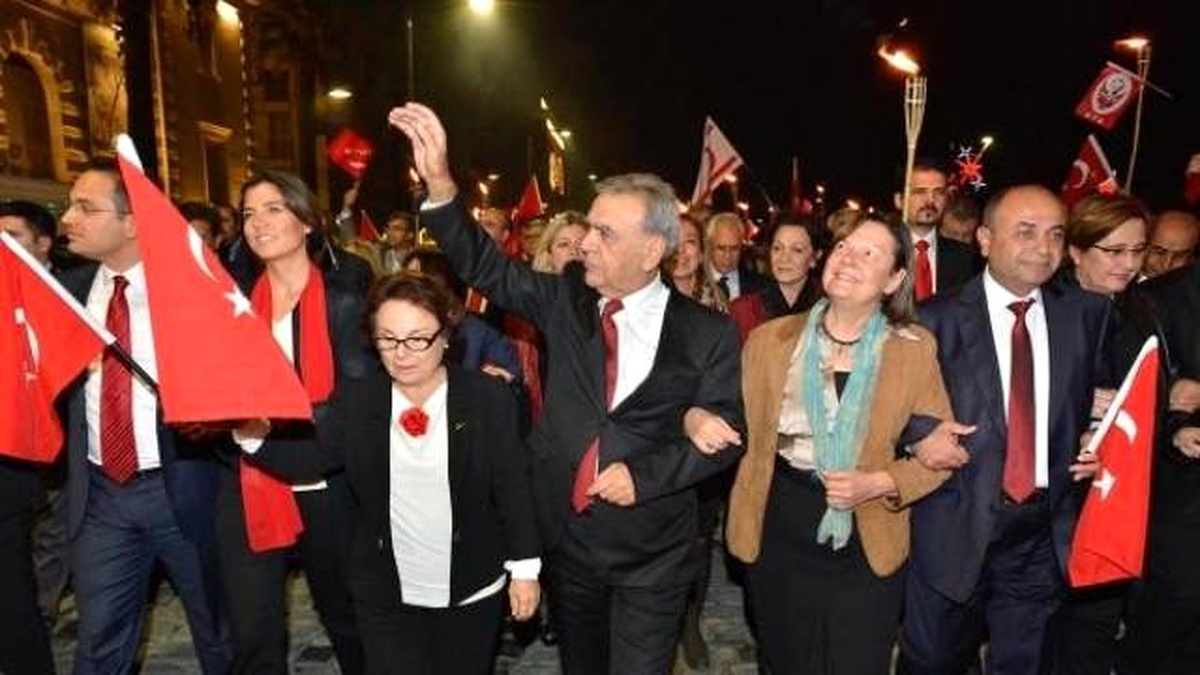 İzmir Cumhuriyet Meşalesi ile Aydınlandı