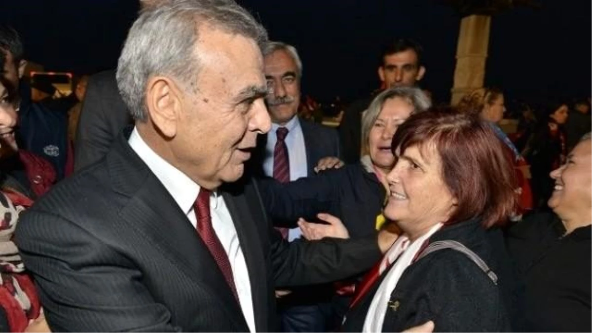 İzmir\'de Cumhuriyet Kutlamaları Fener Alayı ile Taçlandı