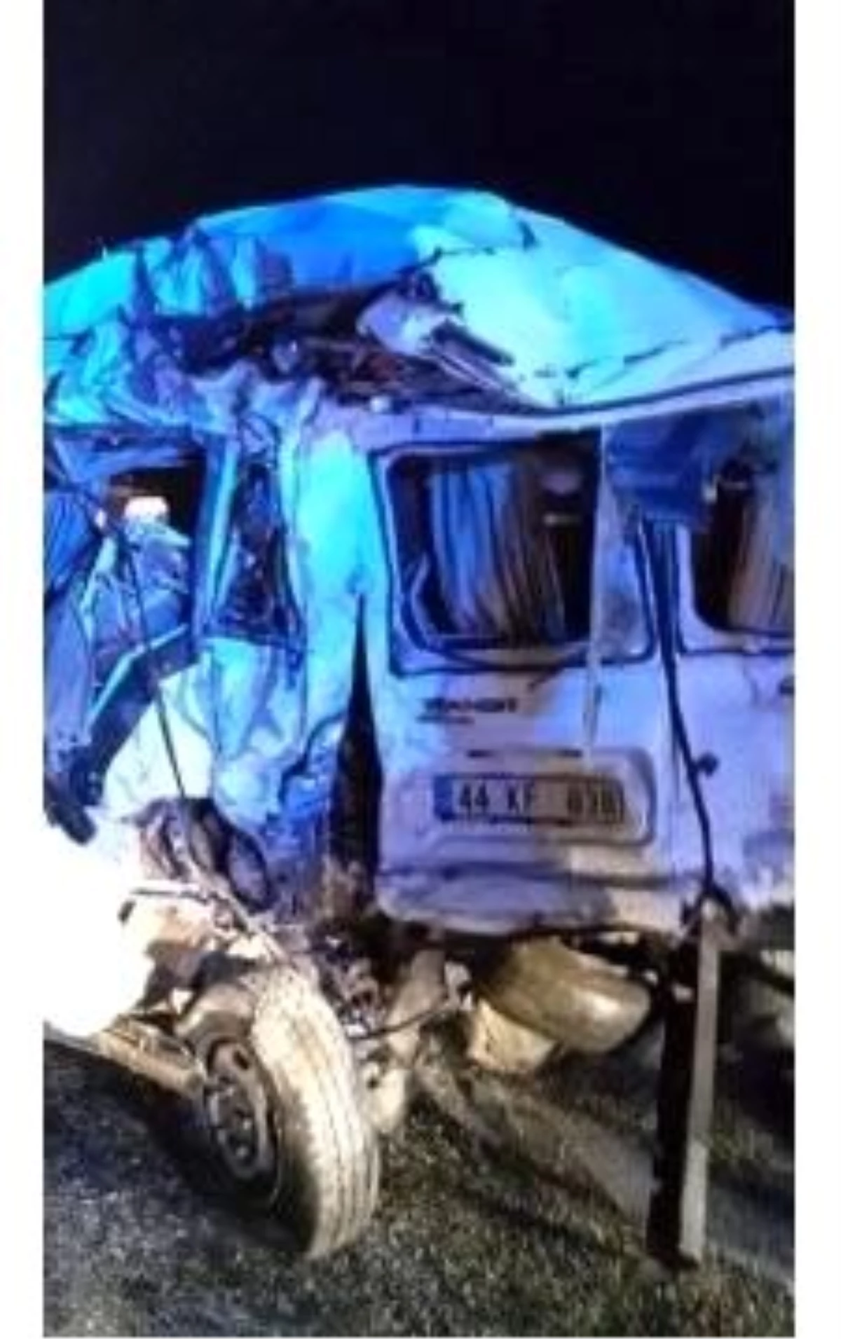 Malatya\'da Kamyon, Minibüse Çarptı: 3 Ölü, 5 Yaralı