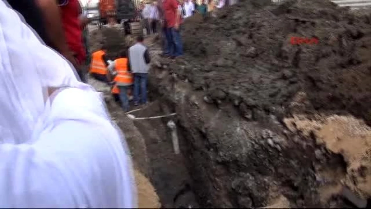 Adana\'da Kanalizasyon İnşaatında Göçük: 1 Yaralı