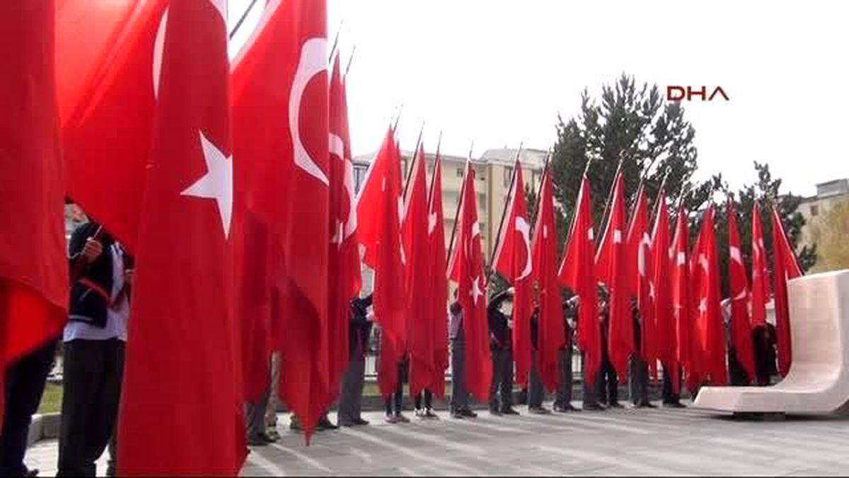 Kars\'ın Kurtuluşunda Beyaz Güvercin Uçuruldu