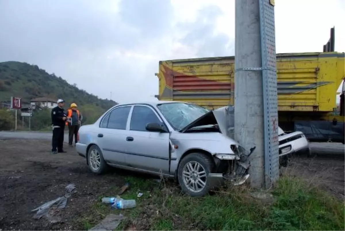 Kastamonu\'da Otomobil Elektrik Direğine Çarptı: 5 Yaralı