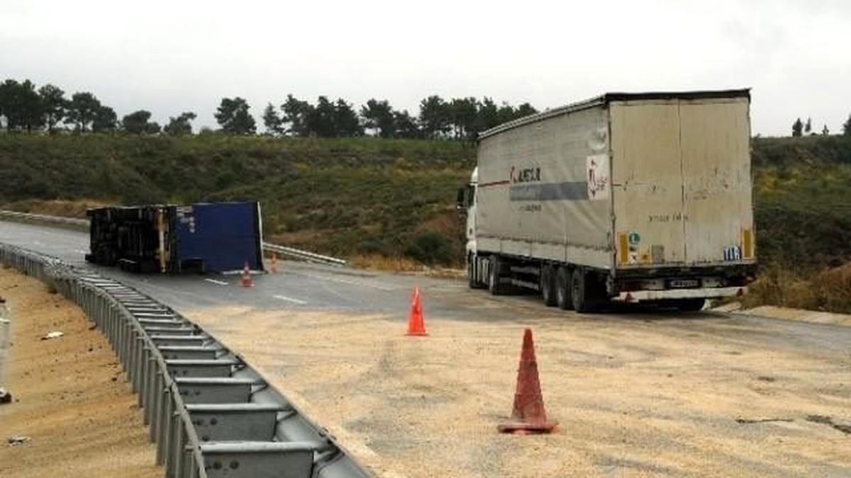 Kaza Yapan Tır Gümrük Memurlarını Bekliyor