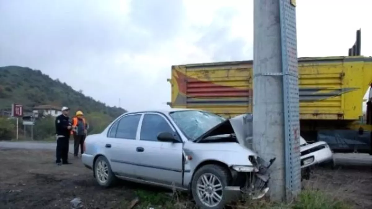 Otomobil Elektrik Direğine Çarptı: 5 Yaralı