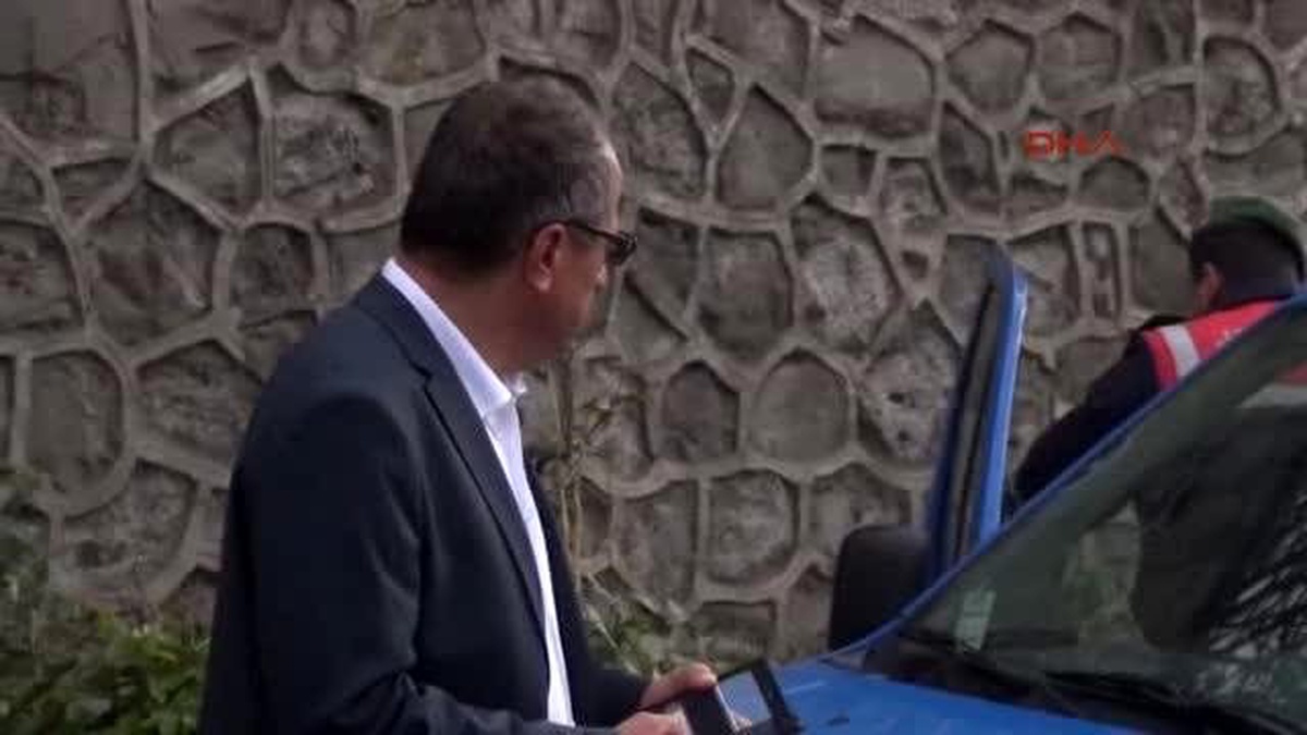 Zonguldak\'ta Otomobil Otobüs Durağına Çarptı: 2 Yaralı