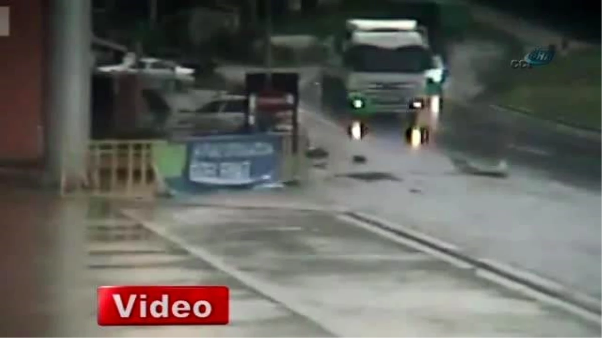Zonguldak\'ta Otomobil Otobüs Durağına Daldı: 2 Yaralı