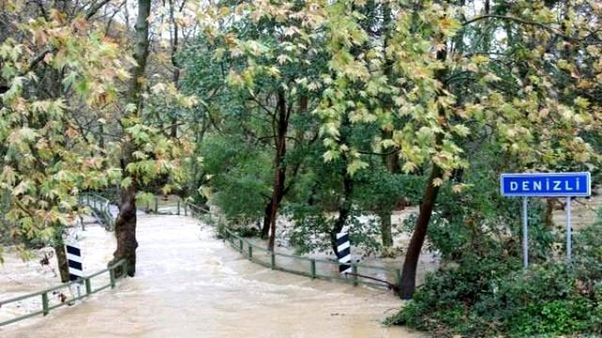 Şile\'de Dere Taştı, Köprü Kapandı