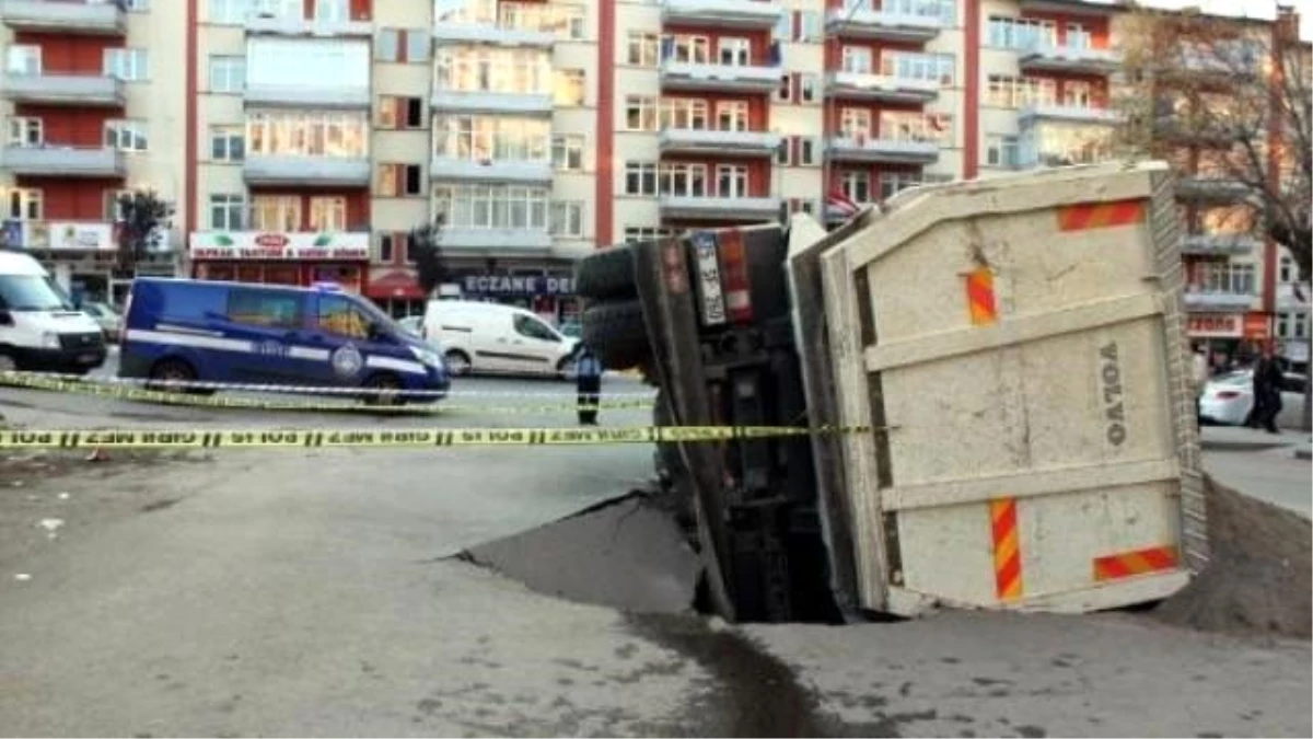 Su Borusu Patlayınca Yol Çöktü, Kamyon Devrildi